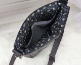 Nähanleitung und Schnittmuster gestaltet als PDF-E-Book für eine Handtasche bzw. Umhängetasche Ulla mit gefächertem Seitenfach. Perfekt als Umhängetasche für dein nächstes Konzert, Festival oder Party-Abend. Aber auch als Kindergarten-Tasche macht si