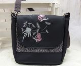 Nähanleitung und Schnittmuster gestaltet als PDF-E-Book für eine Handtasche bzw. Umhängetasche Ulla mit gefächertem Seitenfach. Perfekt als Umhängetasche für dein nächstes Konzert, Festival oder Party-Abend. Aber auch als Kindergarten-Tasche macht si