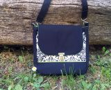 Nähanleitung und Schnittmuster gestaltet als PDF-E-Book für eine Handtasche bzw. Umhängetasche Ulla mit gefächertem Seitenfach. Perfekt als Umhängetasche für dein nächstes Konzert, Festival oder Party-Abend. Aber auch als Kindergarten-Tasche macht si