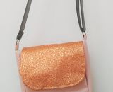 Nähanleitung und Schnittmuster gestaltet als PDF-E-Book für eine Handtasche bzw. Umhängetasche Ulla mit gefächertem Seitenfach. Perfekt als Umhängetasche für dein nächstes Konzert, Festival oder Party-Abend. Aber auch als Kindergarten-Tasche macht si