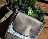 Nähanleitung und Schnittmuster gestaltet als PDF-E-Book für eine Handtasche bzw. Umhängetasche Ulla mit gefächertem Seitenfach. Perfekt als Umhängetasche für dein nächstes Konzert, Festival oder Party-Abend. Aber auch als Kindergarten-Tasche macht si