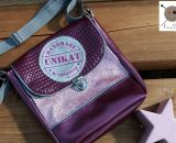 Nähanleitung und Schnittmuster gestaltet als PDF-E-Book für eine Handtasche bzw. Umhängetasche Ulla mit gefächertem Seitenfach. Perfekt als Umhängetasche für dein nächstes Konzert, Festival oder Party-Abend. Aber auch als Kindergarten-Tasche macht si