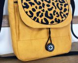 Nähanleitung und Schnittmuster gestaltet als PDF-E-Book für eine Handtasche bzw. Umhängetasche Ulla mit gefächertem Seitenfach. Perfekt als Umhängetasche für dein nächstes Konzert, Festival oder Party-Abend. Aber auch als Kindergarten-Tasche macht si