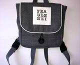 Nähanleitung und Schnittmuster gestaltet als PDF-E-Book für eine Handtasche bzw. Umhängetasche Ulla mit gefächertem Seitenfach. Perfekt als Umhängetasche für dein nächstes Konzert, Festival oder Party-Abend. Aber auch als Kindergarten-Tasche macht si