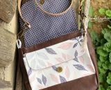 Nähanleitung und Schnittmuster gestaltet als PDF-E-Book für eine Handtasche bzw. Umhängetasche Ulla mit gefächertem Seitenfach. Perfekt als Umhängetasche für dein nächstes Konzert, Festival oder Party-Abend. Aber auch als Kindergarten-Tasche macht si