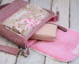 Nähanleitung und Schnittmuster gestaltet als PDF-E-Book für eine Handtasche bzw. Umhängetasche Ulla mit gefächertem Seitenfach. Perfekt als Umhängetasche für dein nächstes Konzert, Festival oder Party-Abend. Aber auch als Kindergarten-Tasche macht si