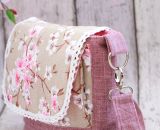 Nähanleitung und Schnittmuster gestaltet als PDF-E-Book für eine Handtasche bzw. Umhängetasche Ulla mit gefächertem Seitenfach. Perfekt als Umhängetasche für dein nächstes Konzert, Festival oder Party-Abend. Aber auch als Kindergarten-Tasche macht si