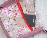 Nähanleitung und Schnittmuster gestaltet als PDF-E-Book für eine Handtasche bzw. Umhängetasche Ulla mit gefächertem Seitenfach. Perfekt als Umhängetasche für dein nächstes Konzert, Festival oder Party-Abend. Aber auch als Kindergarten-Tasche macht si