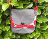 Nähanleitung und Schnittmuster gestaltet als PDF-E-Book für eine Handtasche bzw. Umhängetasche Ulla mit gefächertem Seitenfach. Perfekt als Umhängetasche für dein nächstes Konzert, Festival oder Party-Abend. Aber auch als Kindergarten-Tasche macht si