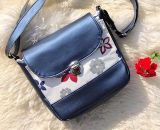 Nähanleitung und Schnittmuster gestaltet als PDF-E-Book für eine Handtasche bzw. Umhängetasche Ulla mit gefächertem Seitenfach. Perfekt als Umhängetasche für dein nächstes Konzert, Festival oder Party-Abend. Aber auch als Kindergarten-Tasche macht si