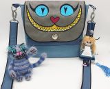Nähanleitung und Schnittmuster gestaltet als PDF-E-Book für eine Handtasche bzw. Umhängetasche Ulla mit gefächertem Seitenfach. Perfekt als Umhängetasche für dein nächstes Konzert, Festival oder Party-Abend. Aber auch als Kindergarten-Tasche macht si