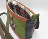 Nähanleitung und Schnittmuster gestaltet als PDF-E-Book für eine Handtasche bzw. Umhängetasche Ulla mit gefächertem Seitenfach. Perfekt als Umhängetasche für dein nächstes Konzert, Festival oder Party-Abend. Aber auch als Kindergarten-Tasche macht si