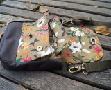 Nähanleitung und Schnittmuster gestaltet als PDF-E-Book für eine Handtasche bzw. Umhängetasche Ulla mit gefächertem Seitenfach. Perfekt als Umhängetasche für dein nächstes Konzert, Festival oder Party-Abend. Aber auch als Kindergarten-Tasche macht si