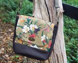 Nähanleitung und Schnittmuster gestaltet als PDF-E-Book für eine Handtasche bzw. Umhängetasche Ulla mit gefächertem Seitenfach. Perfekt als Umhängetasche für dein nächstes Konzert, Festival oder Party-Abend. Aber auch als Kindergarten-Tasche macht si