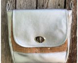 Nähanleitung und Schnittmuster gestaltet als PDF-E-Book für eine Handtasche bzw. Umhängetasche Ulla mit gefächertem Seitenfach. Perfekt als Umhängetasche für dein nächstes Konzert, Festival oder Party-Abend. Aber auch als Kindergarten-Tasche macht si
