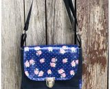 Nähanleitung und Schnittmuster gestaltet als PDF-E-Book für eine Handtasche bzw. Umhängetasche Ulla mit gefächertem Seitenfach. Perfekt als Umhängetasche für dein nächstes Konzert, Festival oder Party-Abend. Aber auch als Kindergarten-Tasche macht si