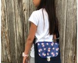 Nähanleitung und Schnittmuster gestaltet als PDF-E-Book für eine Handtasche bzw. Umhängetasche Ulla mit gefächertem Seitenfach. Perfekt als Umhängetasche für dein nächstes Konzert, Festival oder Party-Abend. Aber auch als Kindergarten-Tasche macht si