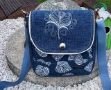 Nähanleitung und Schnittmuster gestaltet als PDF-E-Book für eine Handtasche bzw. Umhängetasche Ulla mit gefächertem Seitenfach. Perfekt als Umhängetasche für dein nächstes Konzert, Festival oder Party-Abend. Aber auch als Kindergarten-Tasche macht si