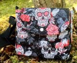 Nähanleitung und Schnittmuster gestaltet als PDF-E-Book für eine Handtasche bzw. Umhängetasche Ulla mit gefächertem Seitenfach. Perfekt als Umhängetasche für dein nächstes Konzert, Festival oder Party-Abend. Aber auch als Kindergarten-Tasche macht si