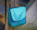 Nähanleitung und Schnittmuster gestaltet als PDF-E-Book für eine Handtasche bzw. Umhängetasche Ulla mit gefächertem Seitenfach. Perfekt als Umhängetasche für dein nächstes Konzert, Festival oder Party-Abend. Aber auch als Kindergarten-Tasche macht si