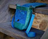 Nähanleitung und Schnittmuster gestaltet als PDF-E-Book für eine Handtasche bzw. Umhängetasche Ulla mit gefächertem Seitenfach. Perfekt als Umhängetasche für dein nächstes Konzert, Festival oder Party-Abend. Aber auch als Kindergarten-Tasche macht si