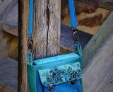 Nähanleitung und Schnittmuster gestaltet als PDF-E-Book für eine Handtasche bzw. Umhängetasche Ulla mit gefächertem Seitenfach. Perfekt als Umhängetasche für dein nächstes Konzert, Festival oder Party-Abend. Aber auch als Kindergarten-Tasche macht si