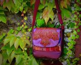 Nähanleitung und Schnittmuster gestaltet als PDF-E-Book für eine Handtasche bzw. Umhängetasche Ulla mit gefächertem Seitenfach. Perfekt als Umhängetasche für dein nächstes Konzert, Festival oder Party-Abend. Aber auch als Kindergarten-Tasche macht si