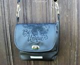 Nähanleitung und Schnittmuster gestaltet als PDF-E-Book für eine Handtasche bzw. Umhängetasche Ulla mit gefächertem Seitenfach. Perfekt als Umhängetasche für dein nächstes Konzert, Festival oder Party-Abend. Aber auch als Kindergarten-Tasche macht si