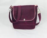 Nähanleitung und Schnittmuster gestaltet als PDF-E-Book für eine Handtasche bzw. Umhängetasche Ulla mit gefächertem Seitenfach. Perfekt als Umhängetasche für dein nächstes Konzert, Festival oder Party-Abend. Aber auch als Kindergarten-Tasche macht si