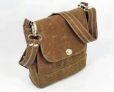 Nähanleitung und Schnittmuster gestaltet als PDF-E-Book für eine Handtasche bzw. Umhängetasche Ulla mit gefächertem Seitenfach. Perfekt als Umhängetasche für dein nächstes Konzert, Festival oder Party-Abend. Aber auch als Kindergarten-Tasche macht si
