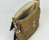 Nähanleitung und Schnittmuster gestaltet als PDF-E-Book für eine Handtasche bzw. Umhängetasche Ulla mit gefächertem Seitenfach. Perfekt als Umhängetasche für dein nächstes Konzert, Festival oder Party-Abend. Aber auch als Kindergarten-Tasche macht si