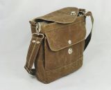 Nähanleitung und Schnittmuster gestaltet als PDF-E-Book für eine Handtasche bzw. Umhängetasche Ulla mit gefächertem Seitenfach. Perfekt als Umhängetasche für dein nächstes Konzert, Festival oder Party-Abend. Aber auch als Kindergarten-Tasche macht si