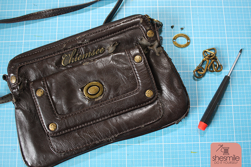 Eine Handtasche Ulla in knallgelb und altgold mit Punkten! Nichts verschwenden, wiederverwenden! Eine neue Handtasche mit den Taschenverschlüssen meiner alten Lieblingstasche. Nähanleitung und Schnittmuster von shesmile.