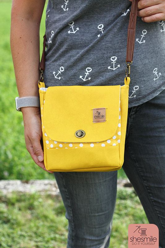 Eine Handtasche Ulla in knallgelb und altgold mit Punkten! Nichts verschwenden, wiederverwenden! Eine neue Handtasche mit den Taschenverschlüssen meiner alten Lieblingstasche. Nähanleitung und Schnittmuster von shesmile.
