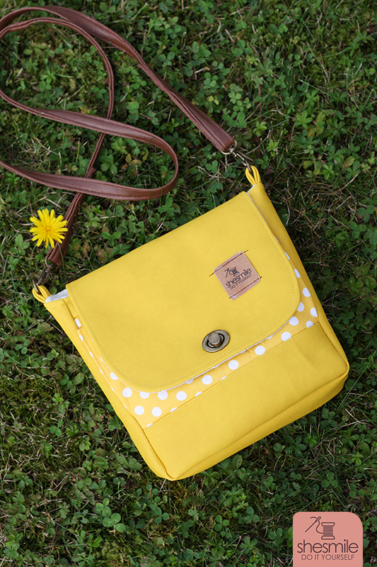 Eine Handtasche Ulla in knallgelb und altgold mit Punkten! Nichts verschwenden, wiederverwenden! Eine neue Handtasche mit den Taschenverschlüssen meiner alten Lieblingstasche. Nähanleitung und Schnittmuster von shesmile.