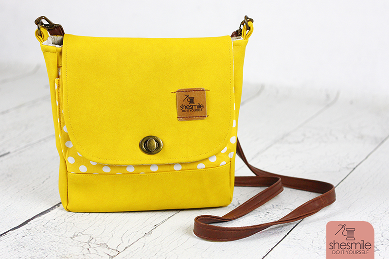 Eine Handtasche Ulla in knallgelb und altgold mit Punkten! Nichts verschwenden, wiederverwenden! Eine neue Handtasche mit den Taschenverschlüssen meiner alten Lieblingstasche. Nähanleitung und Schnittmuster von shesmile.
