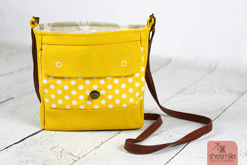 Eine Handtasche Ulla in knallgelb und altgold mit Punkten! Nichts verschwenden, wiederverwenden! Eine neue Handtasche mit den Taschenverschlüssen meiner alten Lieblingstasche. Nähanleitung und Schnittmuster von shesmile.
