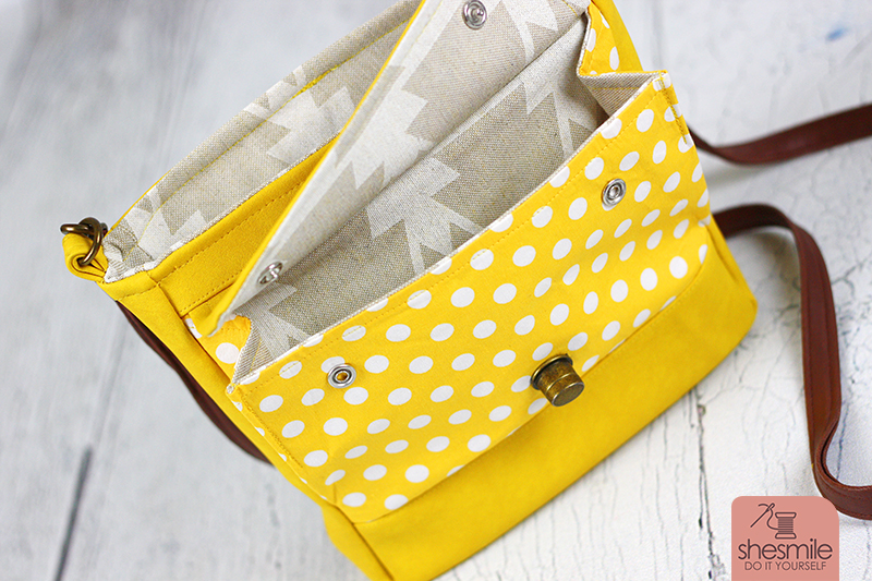 Eine Handtasche Ulla in knallgelb und altgold mit Punkten! Nichts verschwenden, wiederverwenden! Eine neue Handtasche mit den Taschenverschlüssen meiner alten Lieblingstasche. Nähanleitung und Schnittmuster von shesmile.