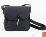 Nähanleitung und Schnittmuster gestaltet als PDF-E-Book für eine Handtasche bzw. Umhängetasche Ulla mit gefächertem Seitenfach. Eine Umhängetasche, kleiner als A4 und somit perfekt für dein nächstes Konzert, Festival oder Party-Abend.
