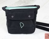 Nähanleitung und Schnittmuster gestaltet als PDF-E-Book für eine Handtasche bzw. Umhängetasche Ulla mit gefächertem Seitenfach. Eine Umhängetasche, kleiner als A4 und somit perfekt für dein nächstes Konzert, Festival oder Party-Abend.