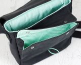Nähanleitung und Schnittmuster gestaltet als PDF-E-Book für eine Handtasche bzw. Umhängetasche Ulla mit gefächertem Seitenfach. Eine Umhängetasche, kleiner als A4 und somit perfekt für dein nächstes Konzert, Festival oder Party-Abend.