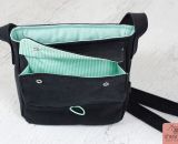 Nähanleitung und Schnittmuster gestaltet als PDF-E-Book für eine Handtasche bzw. Umhängetasche Ulla mit gefächertem Seitenfach. Eine Umhängetasche, kleiner als A4 und somit perfekt für dein nächstes Konzert, Festival oder Party-Abend.