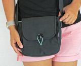 Nähanleitung und Schnittmuster gestaltet als PDF-E-Book für eine Handtasche bzw. Umhängetasche Ulla mit gefächertem Seitenfach. Eine Umhängetasche, kleiner als A4 und somit perfekt für dein nächstes Konzert, Festival oder Party-Abend.