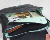 Nähanleitung und Schnittmuster gestaltet als PDF-E-Book für eine Handtasche bzw. Umhängetasche Ulla mit gefächertem Seitenfach. Eine Umhängetasche, kleiner als A4 und somit perfekt für dein nächstes Konzert, Festival oder Party-Abend.