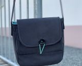 Nähanleitung und Schnittmuster gestaltet als PDF-E-Book für eine Handtasche bzw. Umhängetasche Ulla mit gefächertem Seitenfach. Eine Umhängetasche, kleiner als A4 und somit perfekt für dein nächstes Konzert, Festival oder Party-Abend.