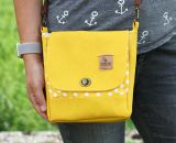 Nähanleitung und Schnittmuster gestaltet als PDF-E-Book für eine Handtasche bzw. Umhängetasche Ulla mit gefächertem Seitenfach. Eine Umhängetasche, kleiner als A4 und somit perfekt für dein nächstes Konzert, Festival oder Party-Abend.
