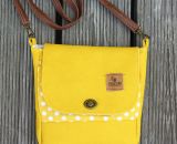 Nähanleitung und Schnittmuster gestaltet als PDF-E-Book für eine Handtasche bzw. Umhängetasche Ulla mit gefächertem Seitenfach. Eine Umhängetasche, kleiner als A4 und somit perfekt für dein nächstes Konzert, Festival oder Party-Abend.