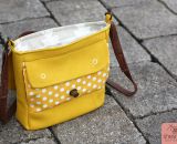 Nähanleitung und Schnittmuster gestaltet als PDF-E-Book für eine Handtasche bzw. Umhängetasche Ulla mit gefächertem Seitenfach. Eine Umhängetasche, kleiner als A4 und somit perfekt für dein nächstes Konzert, Festival oder Party-Abend.