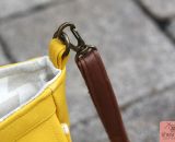 Nähanleitung und Schnittmuster gestaltet als PDF-E-Book für eine Handtasche bzw. Umhängetasche Ulla mit gefächertem Seitenfach. Eine Umhängetasche, kleiner als A4 und somit perfekt für dein nächstes Konzert, Festival oder Party-Abend.