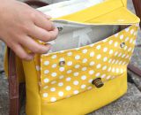 Nähanleitung und Schnittmuster gestaltet als PDF-E-Book für eine Handtasche bzw. Umhängetasche Ulla mit gefächertem Seitenfach. Eine Umhängetasche, kleiner als A4 und somit perfekt für dein nächstes Konzert, Festival oder Party-Abend.